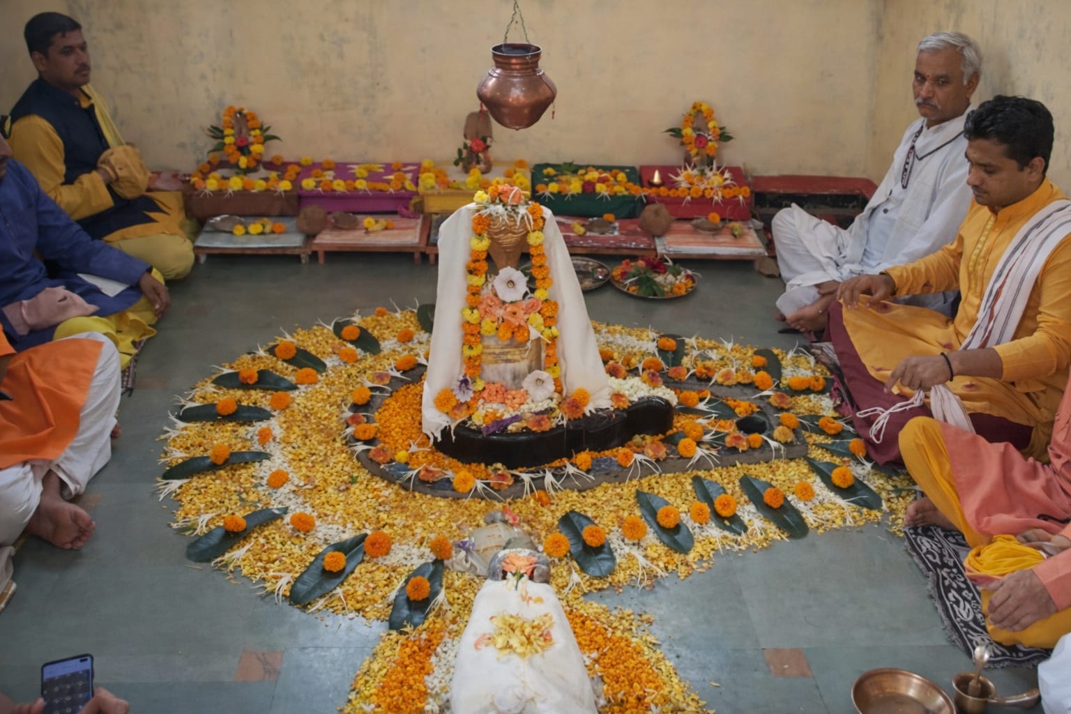 Maha Mrityunjaya Jap puja performed by pandits around Shivling in Trimbakeshwar Nashik
